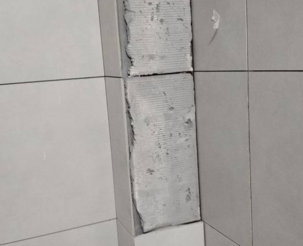 良庆瓷砖空鼓维修公司分享下瓷砖施工前基层浇水润湿程度不足，可能导致以下问题
