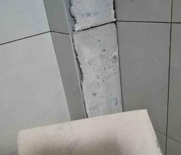 良庆瓷砖空鼓维修公司分享下厨房瓷砖脱落的补救措施。